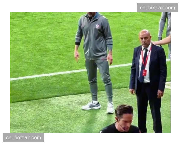 特写镜头:马竞主帅西蒙尼在球队被绝平后,愤怒踢飞场边水瓶 特写镜头:马竞主帅西蒙尼在球队被绝平后,愤怒踢飞场边水瓶