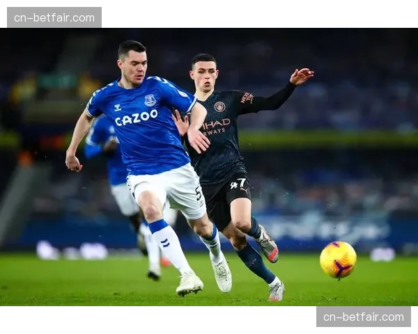 特写:终场哨响,为保级苦战获胜的埃弗顿门将皮克福德跪地长啸 特写:终场哨响,为保级苦战获胜的埃弗顿门将皮克福德跪地长啸